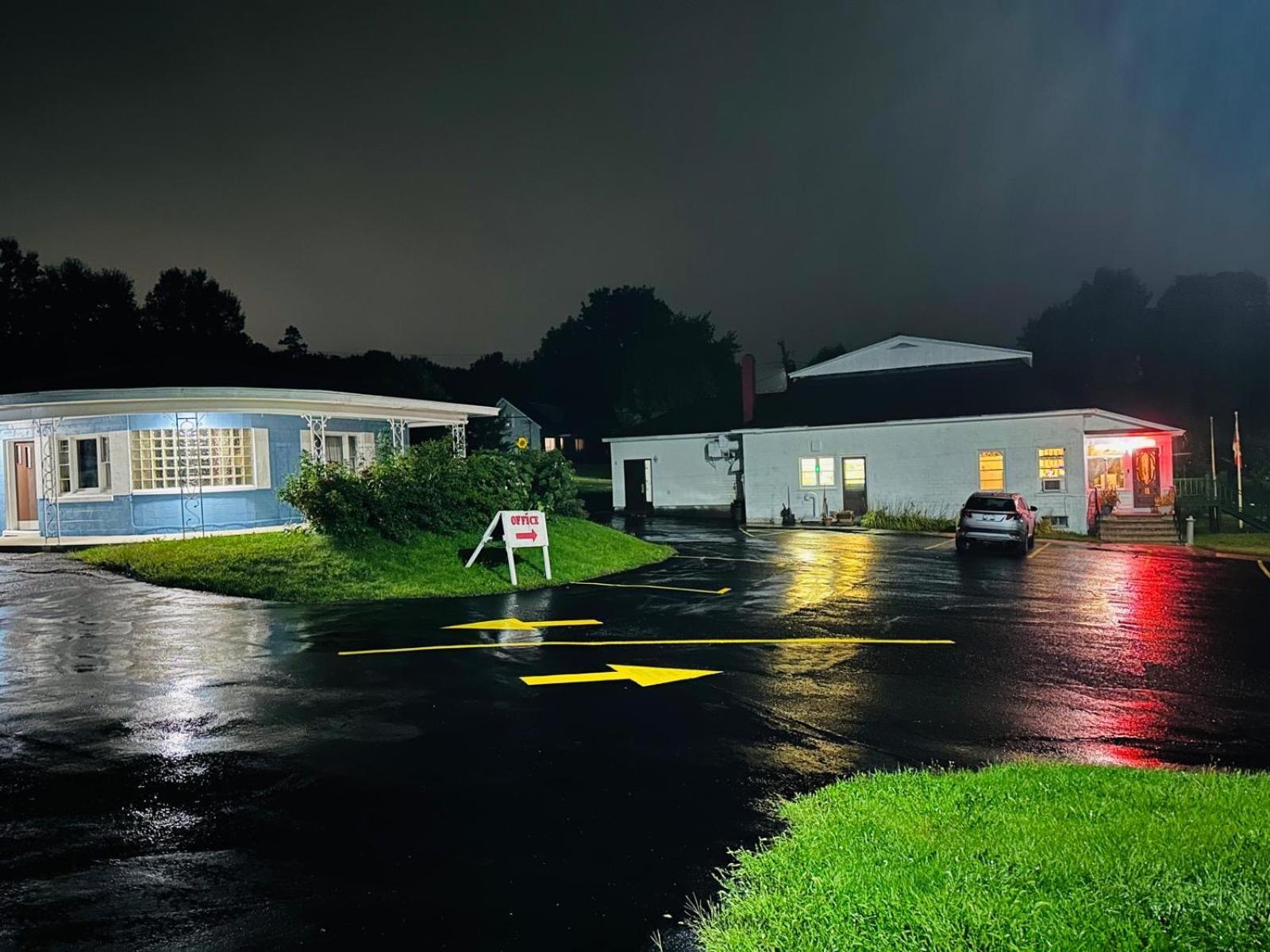 Stiles Motel Hill View Удсток Екстериор снимка